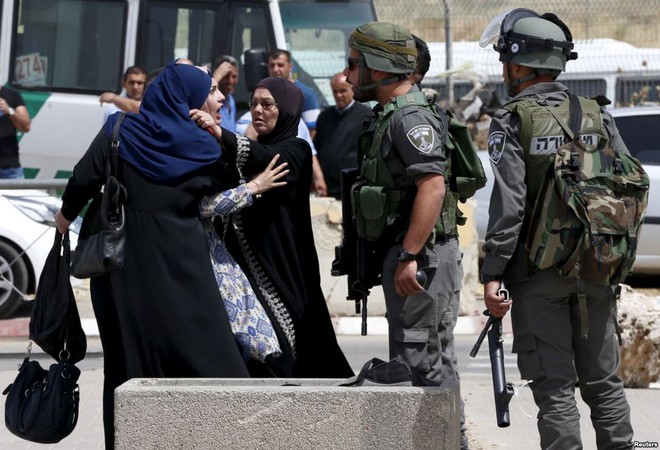 
Những phụ nữ Palestine cãi nhau với cảnh sát biên giới Israel gần hiện trường vụ một người Palestine bị bắn chết tại thành phố Ramallah, Bờ Tây.
