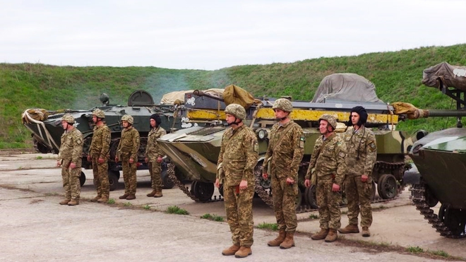 
Cuộc diễn tập này quy tụ khoảng 300 binh sĩ, hơn 25 loại khí tài của lực lượng đổ bộ đường không cùng các nhân viên cấp cao thuộc Bộ Quốc phòng Ukraine, mục đích nhằm kiểm tra năng lực và mức độ phản ứng tác chiến của lữ đoàn lính dù miền Tây Nam Kiev.
