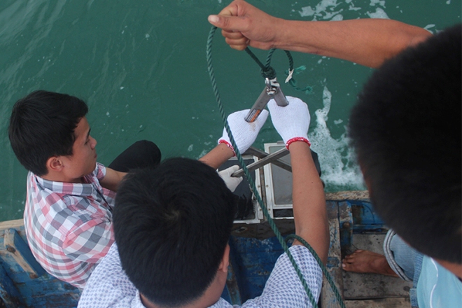Các chuyên gia lấy mẫu nước biển tại Thừa Thiên Huế. Ảnh: Một thế giới.