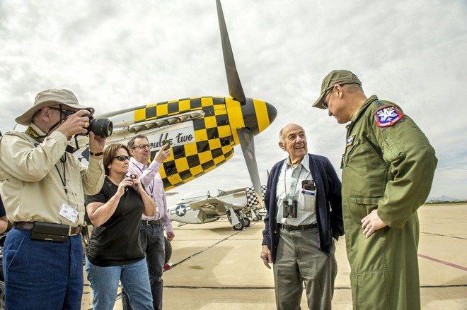 
Phi công Fred Roberts, 93 tuổi, là người đã điều khiển máy bay P-51 Mustang thời Thế chiến II tấn công Không quân Phát xít Đức.
