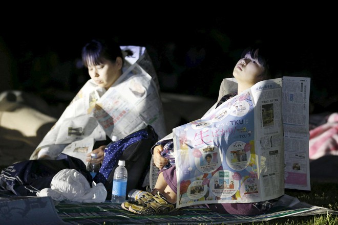 Người dân Nhật qua một đêm hoảng sợ và sẽ có nhiều đêm sắp tới lo lắng khi nhà cửa đổ sập