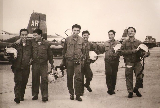 
Phi đội Quyết thắng tại sân bay Thành Sơn (Phan Rang) chiều 28/4/1975 sau khi tấn công sân bay Tân Sơn Nhất.
