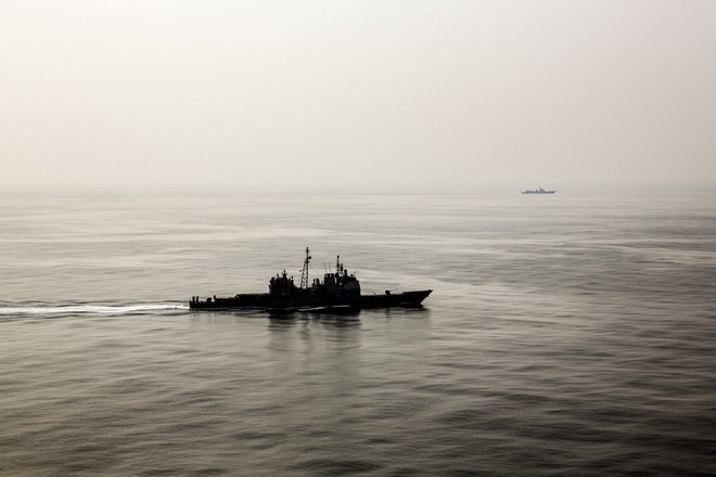
Tàu USS Chancellorsville của Hải quân Mỹ bị một tàu hộ vệ Trung Quốc (phía xa) đeo bám khi tuần tra trên biển Đông hồi cuối tháng 3. (Ảnh: The New York Times)
