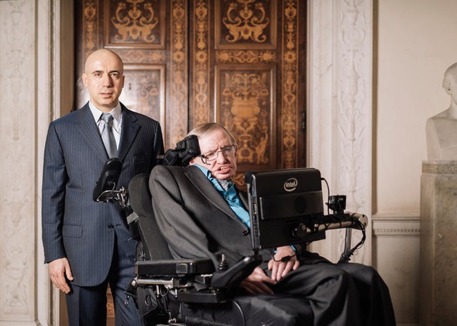 
Tỉ phú người Nga Yuri Milner (trái) và Stephen Hawking.
