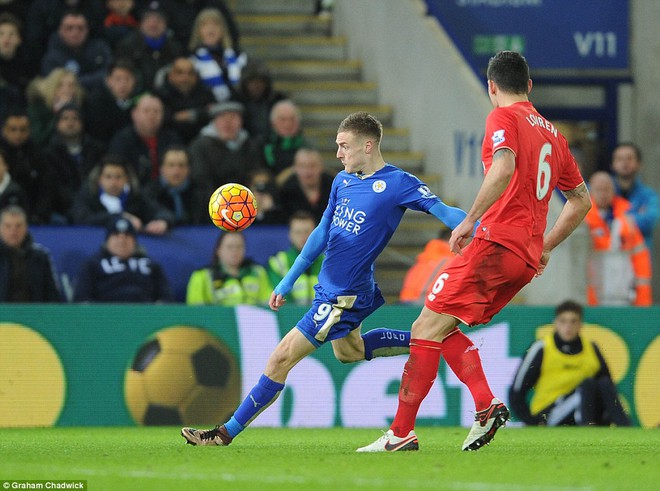 
Ngày 2/2: Leicester 2-0 Liverpool: Một lần nữa Vardy tỏa sáng rực rỡ với cú đúp giúp đội nhà giành thắng lợi thuyết phục.
