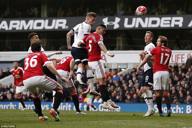 Trung vệ Toby Alderweireld đánh đầu ghi bàn thứ 2 cho Tottenham.