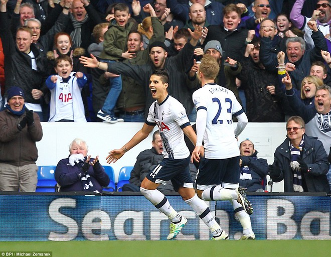 Erik Lamela (trái) ăn mừng bàn thắng thứ 3 cho Man United.