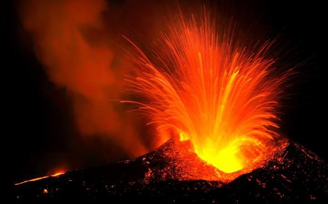 Dung nham đỏ rực phun trào từ miệng một núi lửa ở Iceland.