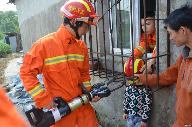 
Lính cứu hỏa giải cứu một cậu bé bị mắc kẹt giữa lồng sắt bảo vệ bên ngoài cửa sổ ngôi nhà ở thành phố Vũ Hán, Trung Quốc.
