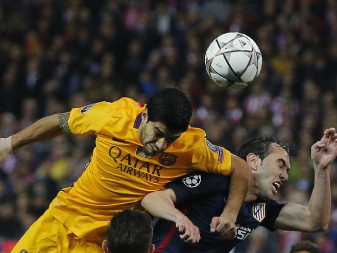 
Suarez lại tiếp tục chơi xấu với địch thủ, khiến cầu thủ Atletico tím bầm mắt.
