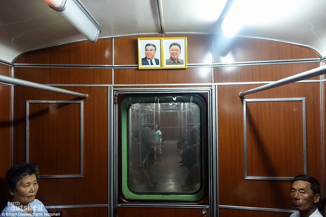 
Ảnh của lãnh tụ Kim Nhật Thành và lãnh đạo Kim Jong il, ông nội và cha của Kim Jong un trên mỗi toa tàu

