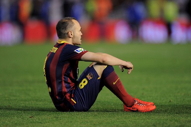 
Sau trận thua Atletico ở Champions League, Iniesta đã bật khóc trên xe bus của Barca.
