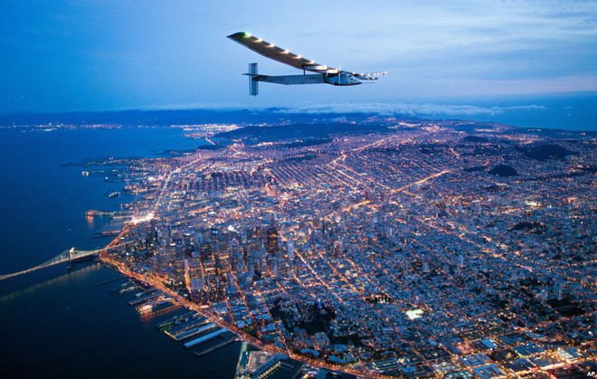 Máy bay năng lượng mặt trời Solar Impulse 2 di chuyển qua thành phố San Francisco ở Mỹ trong hành trình vượt Thái Bình Dương.