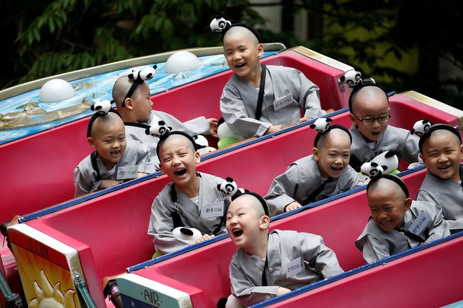 
Các bé trai cạo tóc để vào chùa học giáo lý nhà Phật đang chơi tàu lượn trong công viên giải trí Everland ở thành phố Yongin, Hàn Quốc.
