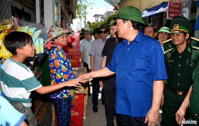 
Bí thư Thăng hỏi thăm tình hình làm ăn, sinh sống của người dân xã đảo Thạnh An - Ảnh: Thuận Thắng
