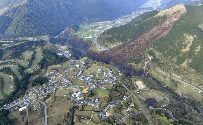Cả một triền núi ở tỉnh Kumamoto sụt lở sau trận động đất