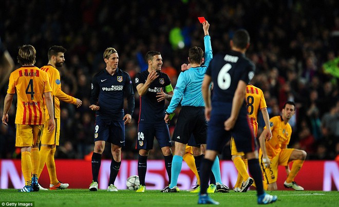 Nhưng chỉ ít phút sau đó, Torres phải nhận thẻ đỏ một cách khá... lãng xẹt.