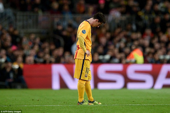 Sự thất vọng của Messi khi chứng kiến đội nhà bị dẫn trước.