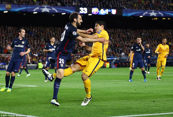 Trong khi đó, Barca dường như được trọng tài nương tay khi không rút thẻ đỏ dành cho Suarez.