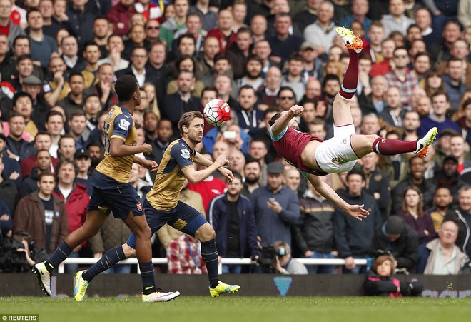 Khi Arsenal còn chưa kịp hoàn hồn, lại chính anh tung người volley đẹp mắt gỡ hòa 2-2.