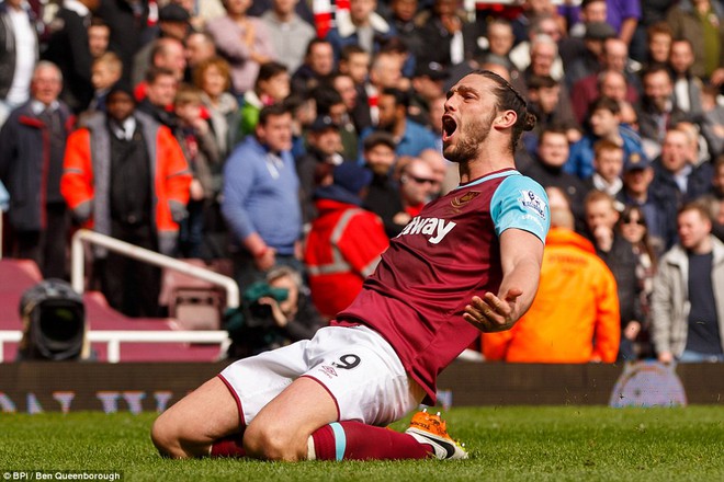 Ngay đầu hiệp hai, Andy Carroll hoàn tất cú hat-trick giúp West Ham vươn lên dẫn 3-2.