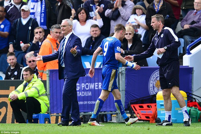 
Ngày 17/4: Leicester 2-2 West Ham: Đây là trận đấu phải rất vất vả, Leicester mới có thể gỡ hòa sau tình huống được hưởng 11m phút 95 và Ulloa đã thực hiện thành công.
