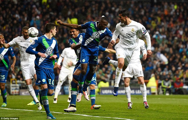 Chỉ 2 phút sau, lại là Ronaldo đánh đầu chính xác ghi bàn thắng thứ hai cho Real Madrid.