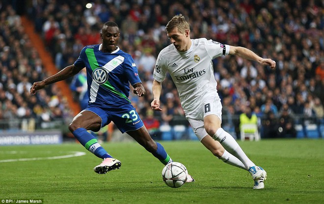 Kết quả thua 0-2 ở lượt đi khiến Real Madrid buộc phải tràn lên tấn công ngay sau tiếng còi khai cuộc.