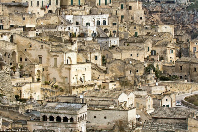 
Sassi di Matera là Di sản Thế giới của UNESCO, thu hút khách tham quan.
