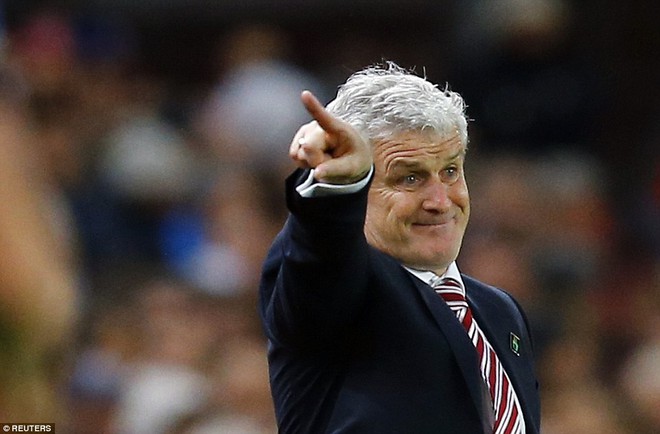 
Cả HLV Mark Hughes của Stoke...
