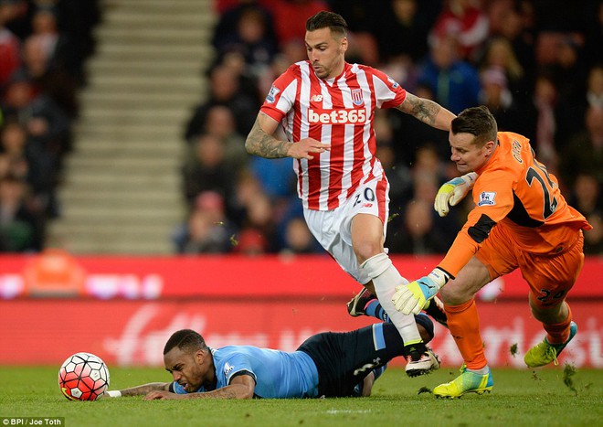 
Danny Rose ngã trong vòng cấm của Stoke, nhưng không có quả penalty nào cho Tottenham.
