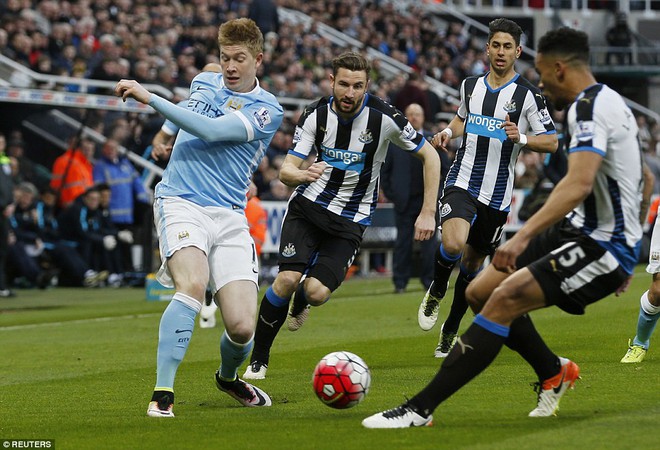 
Kevin De Bruyne nỗ lực thực hiện đường chuyền trong vòng vây các cầu thủ Newcastle.​
