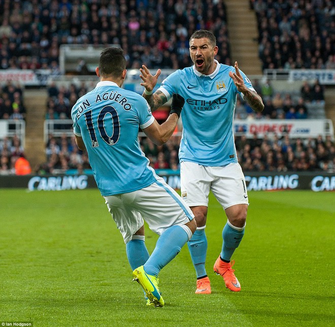 
Sai lầm của trọng tài tạo nên bàn thắng và kỷ lục cho Kun Aguero.
