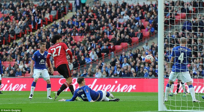 Phút 34, Martial đi bóng tốc độ bên cánh trái trước khi kiến tạo chính xác cho Fellaini lập công. 1-0 cho Quỷ đỏ.