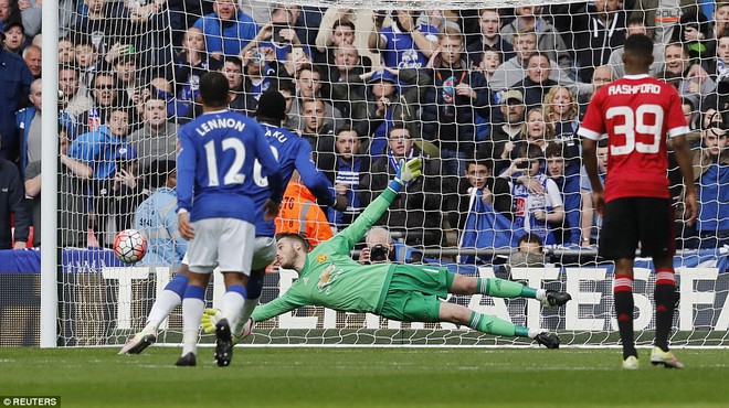 Nhưng Everton lại bất ngờ được hưởng quả penalty ở phút 57. May mắn cho Quỷ đỏ, De Gea đã cản phá xuất sắc.