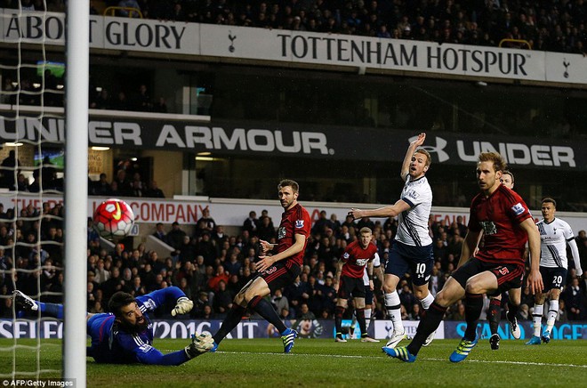 
Buộc phải thắng để bám đuổi Leicester, Tottenham dồn lên tấn công. Cơ hội đầu tiên đến sau cú dứt điểm của Harry Kane ở phút thứ 7.
