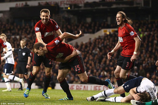 Bàn thắng này như một nhát dao cứa vào tim CĐV Tottenham.