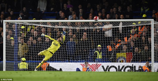 Thủ thành Llloris bất lực nhìn bóng bay vào lưới. Giấc mơ vô địch đã tuột khỏi tay Tottenham.