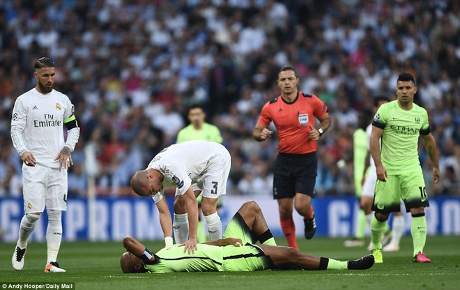 Lợi thế càng rõ rệt cho Real khi trận đấu mới chỉ trôi qua được 10 phút, đội trưởng Kompany của Man City dính chấn thương phải rời sân.