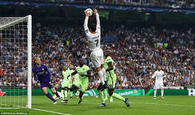 Ronaldo chơi... bóng chuyền trong một nỗ lực nhảy lên đón đường tạt từ đồng đội.