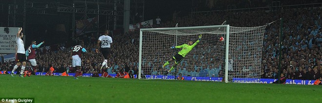 West Ham ghi bàn quân bình tỉ số chỉ sau đó 4 phút. Người lập công là Antonio.