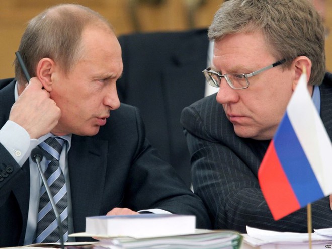 
Cựu Bộ trưởng Tài chính Nga Alexei Kudrin trao đổi với Tổng thống Putin. Ảnh: AFP
