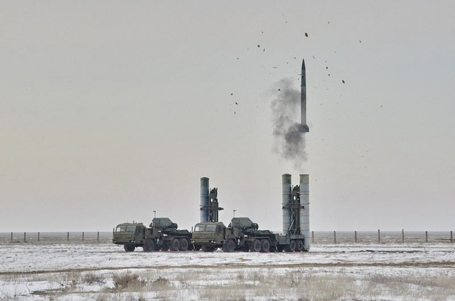 
Ngoài ra, trong quá trình tác chiến, S-400 cũng có thể kết hợp với radar cảnh giới nhìn vòng mọi độ cao 96L6E với tầm trinh sát 300 km và có khả năng phát hiện đồng thời 100 mục tiêu.
