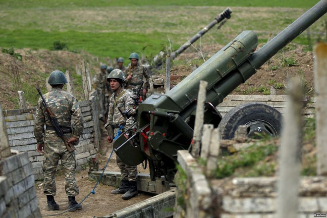 Binh sĩ Armenia đứng cạnh khẩu pháo tại căn cứ gần thị trấn Martuni ở Nagorno-Karabakh.