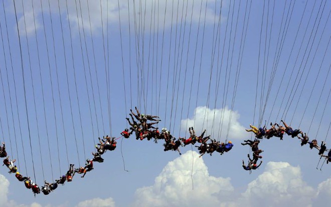 Khoảng 150 người cùng nhau nhảy từ trên cây cầu cao 30m xuống sông tại Hortolandia, Brazil.