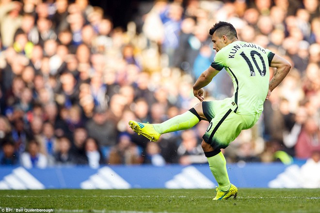 Sau vài cơ hội của Man City, Aguero đã tỏa sáng với bàn thắng mở tỷ số.