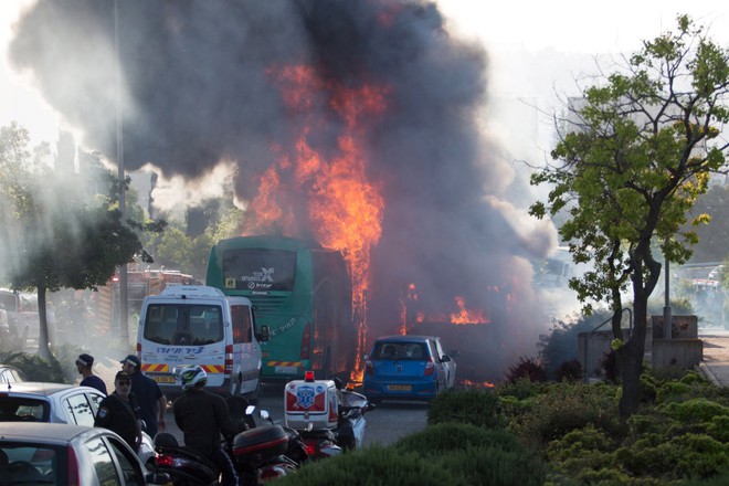 
Xe bus bốc cháy dữ dội tại hiện trường vụ đánh bom ở thành phố Jerusalem, Israel.
