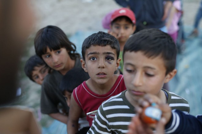 Trẻ em di cư xếp hàng chờ được phát đồ chơi tại một trại tị nạn gần thị trấn Idomeni, Hi Lạp.