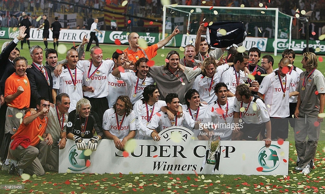 
Danh hiệu cao quý nhất mới chỉ là UEFA Super Cup nên Ranieri (người mặc áo đen thứ 2 từ trái sang phải) từng bị Mourinho móc máy.
