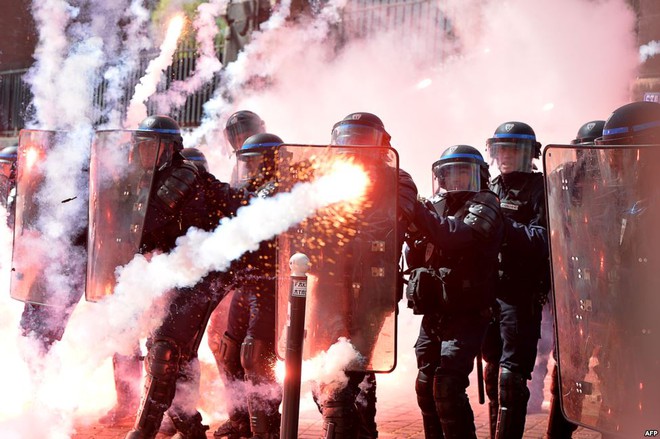 Cảnh sát đụng độ với người biểu tình phản đối chính phủ tại thành phố Paris, Pháp.